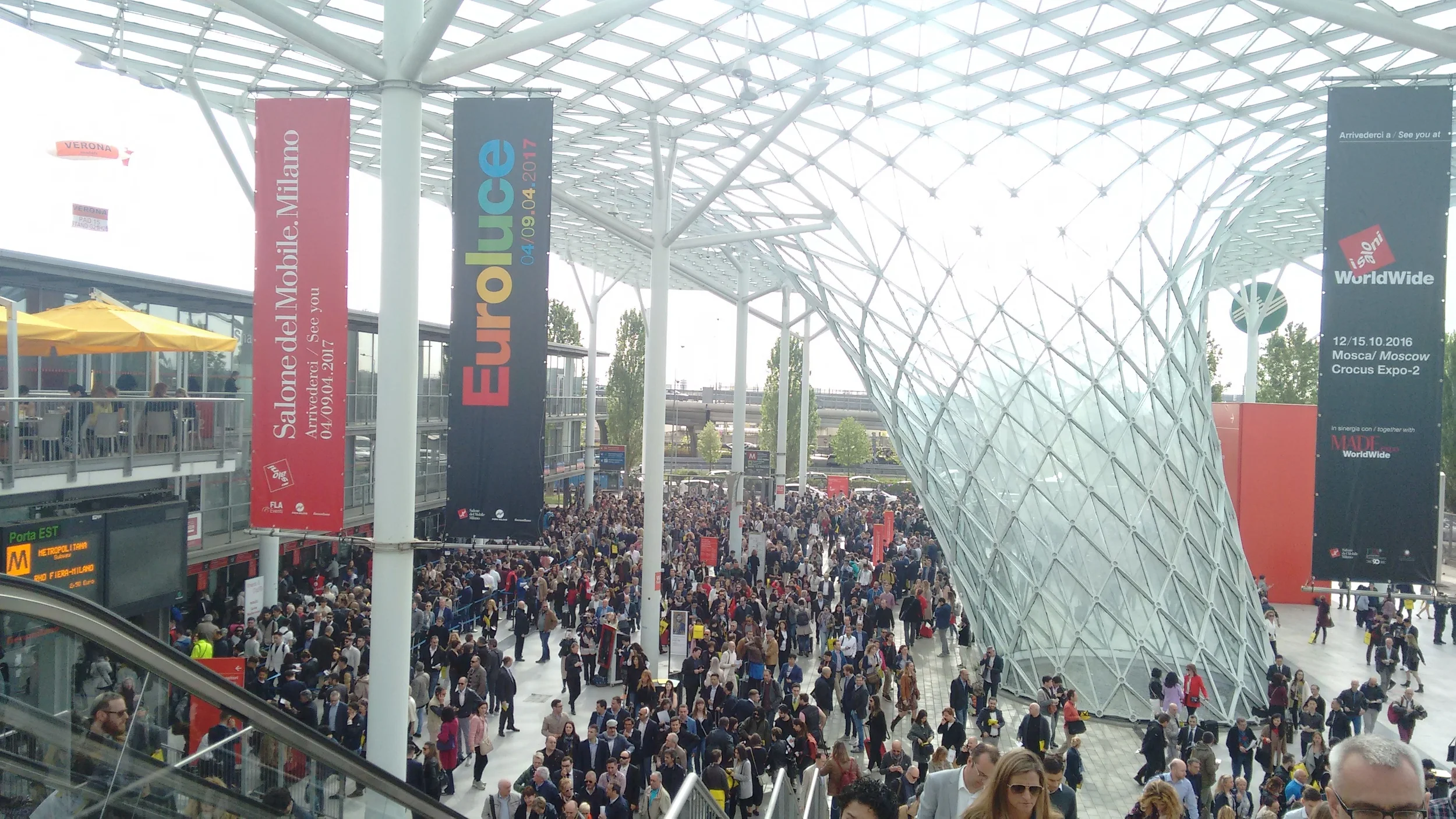 This year upwards of 370,000 people were present, making it one of the largest furniture fairs in the world. / Este año más de 370.000 personas visitaron la feria, lo que la hace una de las mayores del mundo .