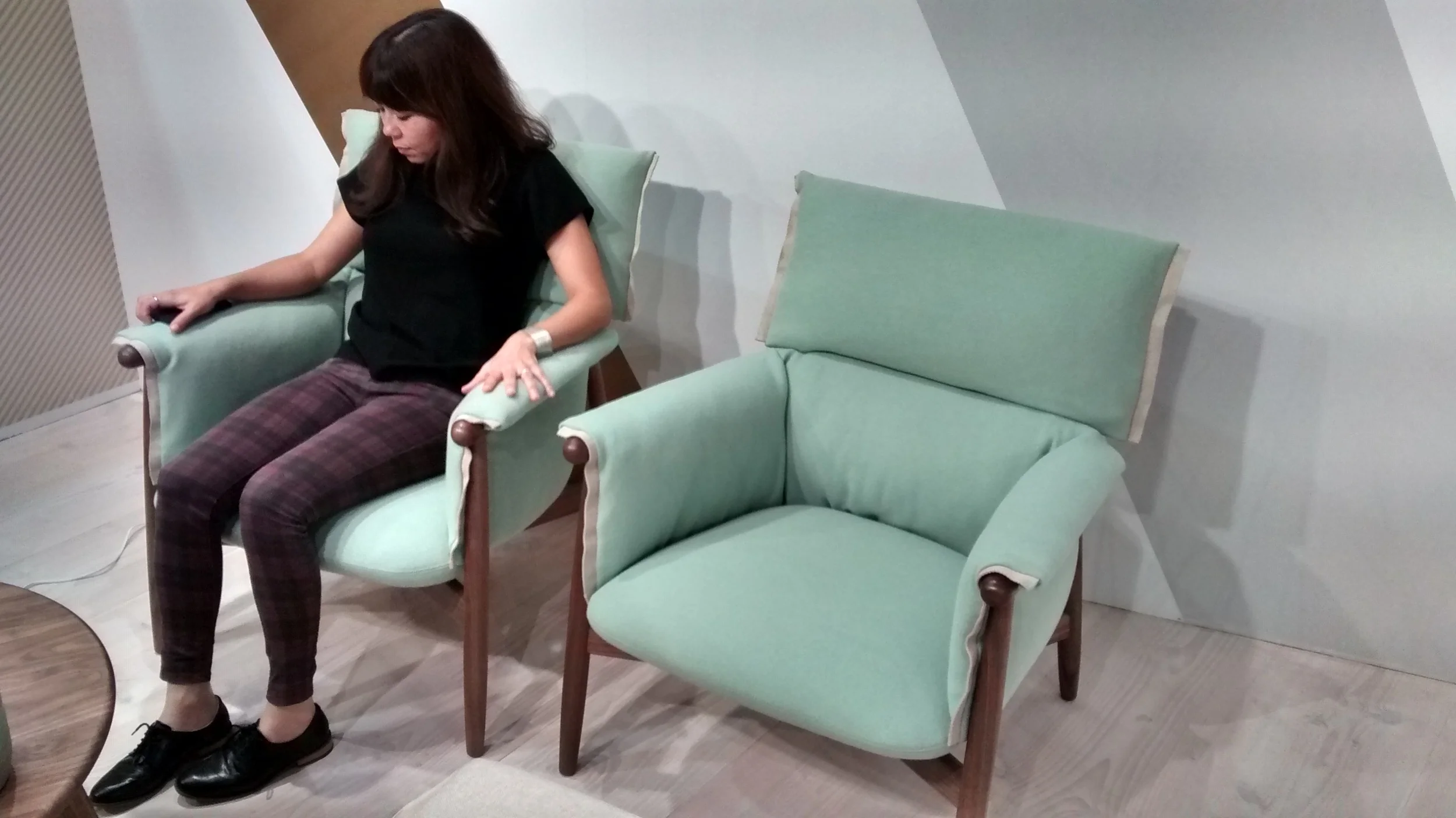 Also from Carl Hansen & Sons, the Embrace Chair designed by EOOS was easily the most comfortable chair I've ever used. It looks comfortable, but you can't imagine how comfortable it actually is until you sit in it. / También de Wegner Carl Hansen & Sons, la Embrace Chair diseñada por EOOS puede ser la silla más cómoda que he probado nunca. Si parece cómoda ya a simple vista, cuando te sientas no te quieres volver a despegar de ella. 