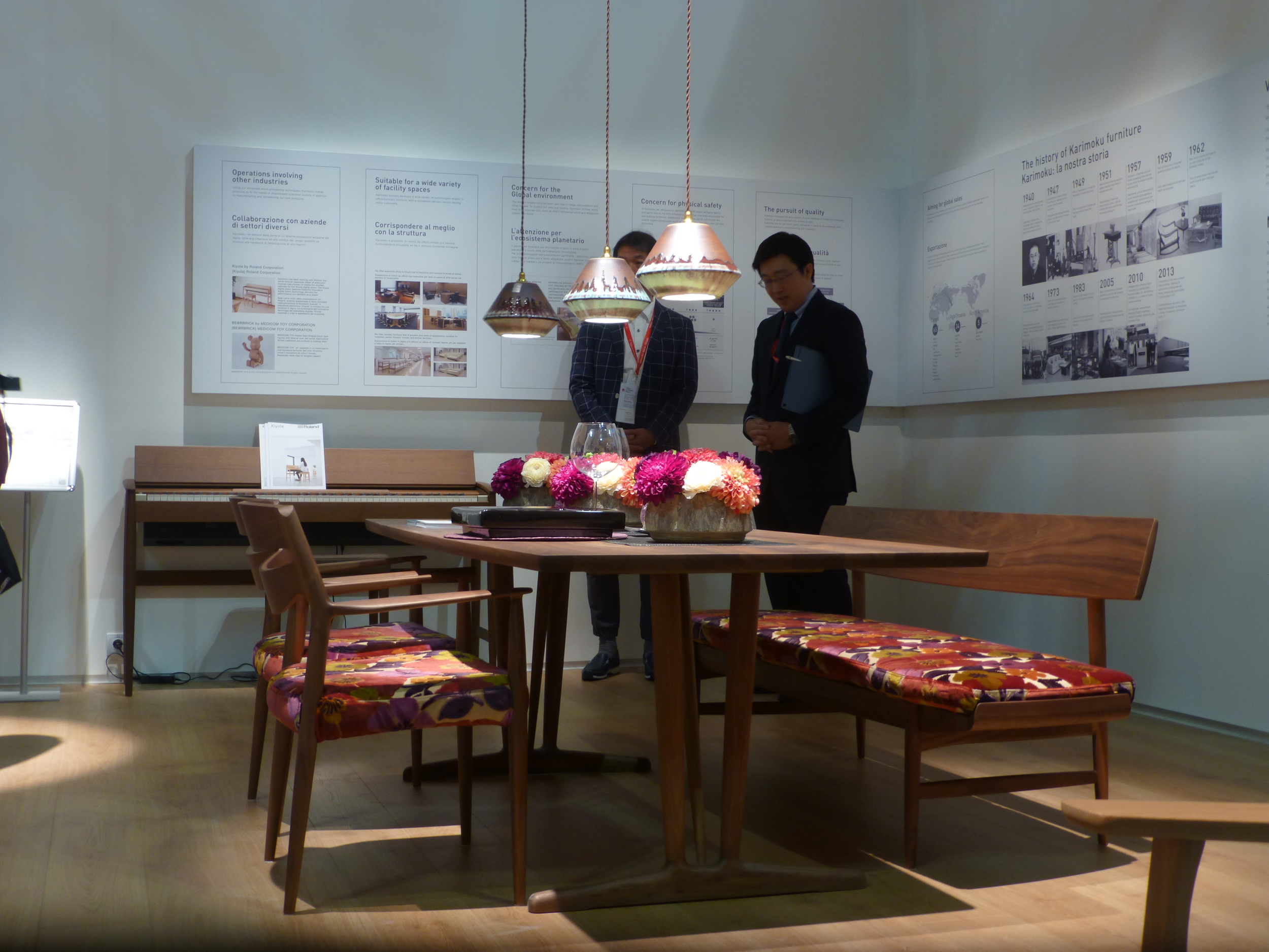 This flowery set of furniture from one of the few Japanese brands on display, Karimoku, was a nice reminder of our time spent living in Japan. / Este florido conjunto de comedor de Karimoku, una de las pocas marcas japonesas que se dejaron ver por Milán, nos recordó mucho a nuestro tiempo vivido en Japón.