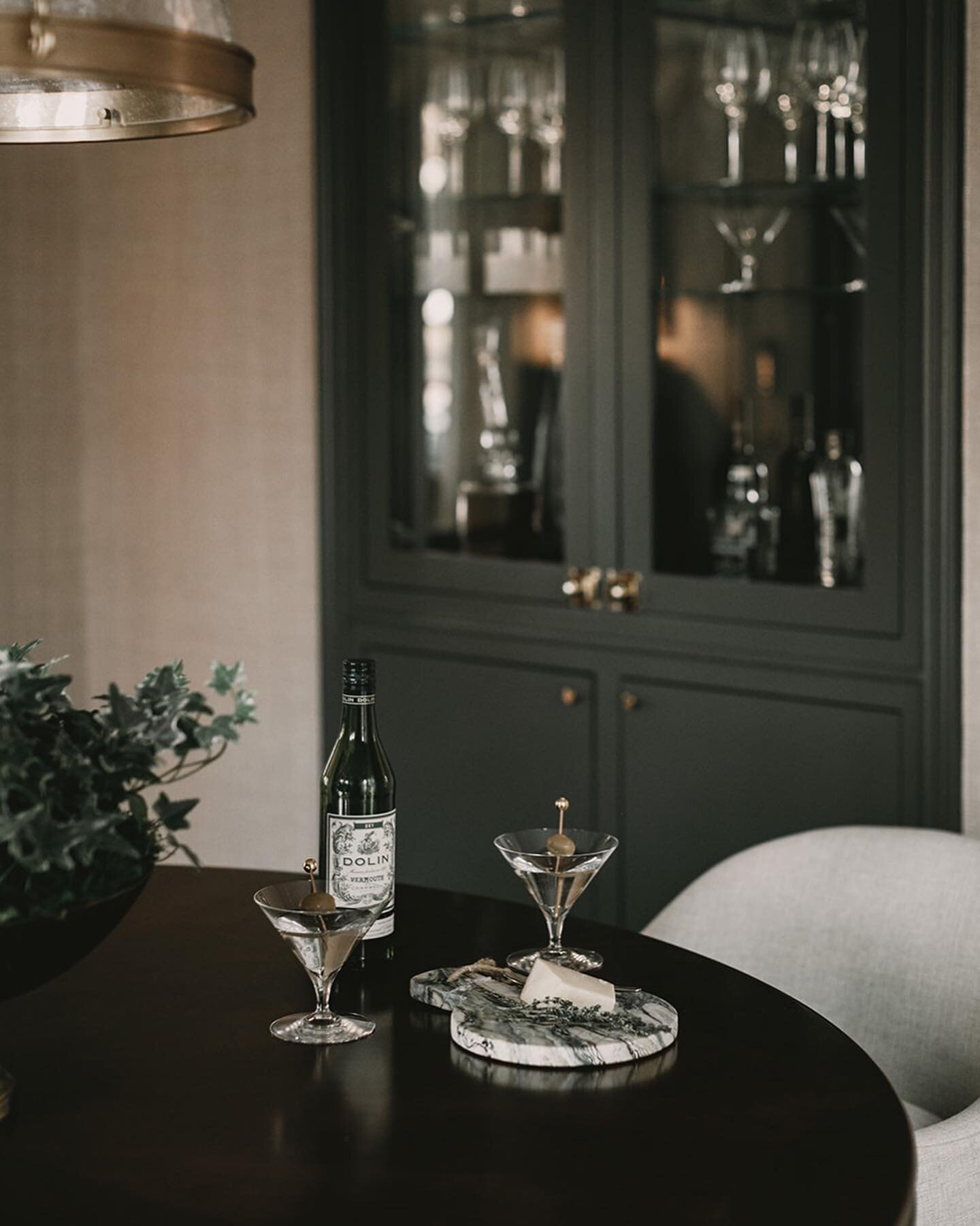 Best martini recipe: find a friend, make martinis 🍸 Optional: can replace martini with Sancerre 

Interior design: @cindysontag 

&bull;
&bull;
&bull;
&bull;
#BECKLEYCO  #dallasphotographer  #dallasblog #dallasblogger  #dallashomes #dallasinteriorde