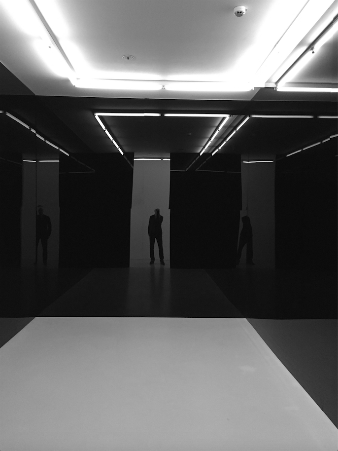 Espace miroir noir, 1963