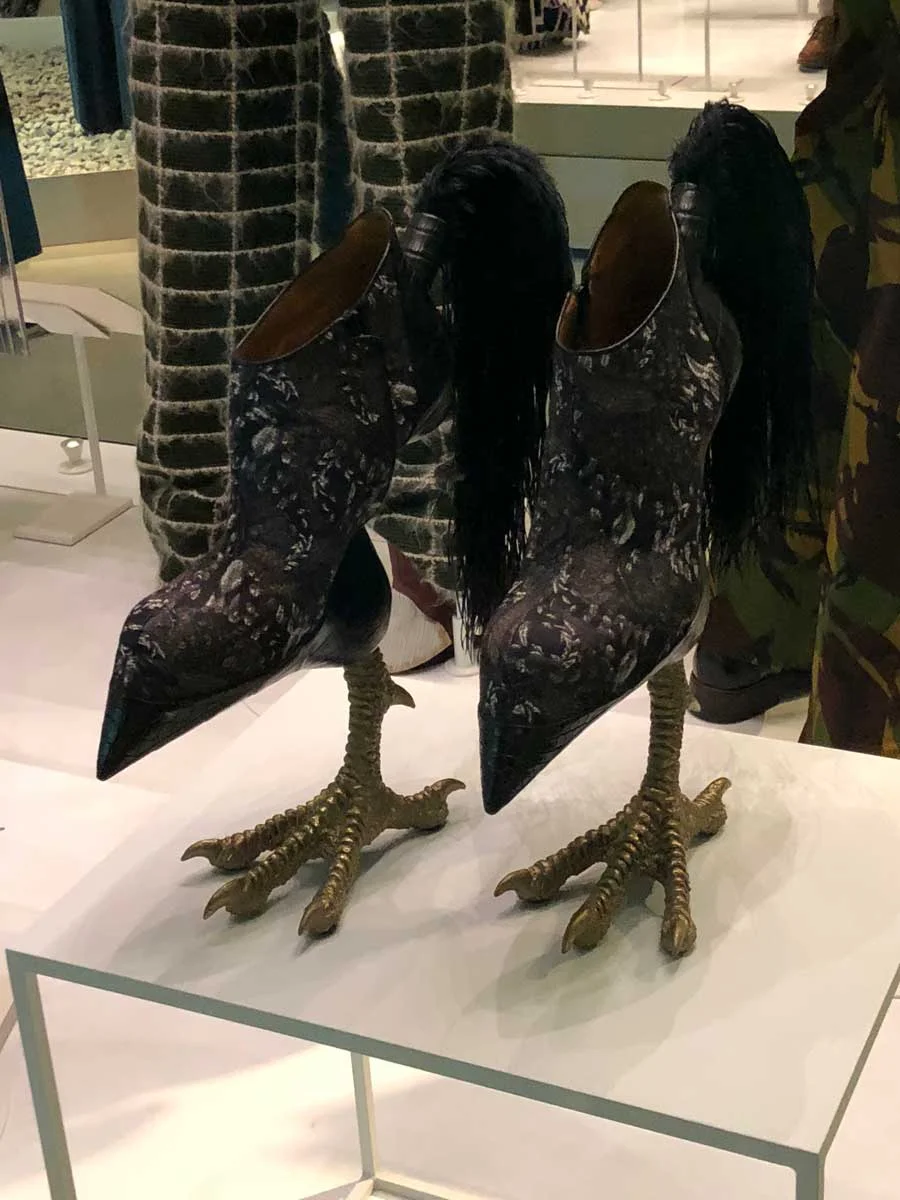 'Bird-witched' shoes. Masaya Kushino (Japan, 2014) - Nile crocodile, gilded metal and cockerel (Gallus gallus domesticus) feathers.