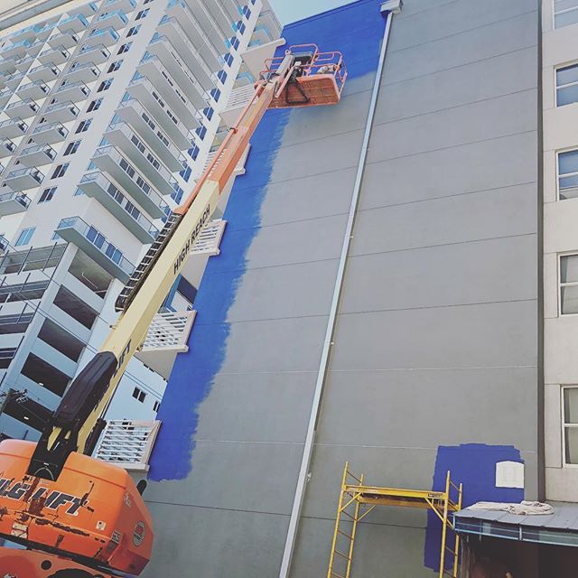 Tallest mural to date going up in #downtowntampa #channeldistrict FIVE stories of beautiful color coming your way compliments of #tada 
#citymurals #backtoart #tampamurals #tadaartists #tadaartistatwork #allthewayup #artprofessional #fineartmurals #t