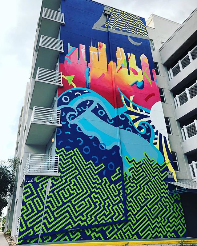 DONE! Six days, team of four, one five story wall. 🎨💙🌃
Have a great weekend everyone. Get out and play in our great #cityoftampa 
#tampaartscene #citymurals #fineartmurals #tampaflorida #tada #tampamurals #cityskyline #geometricart #abstractart #g