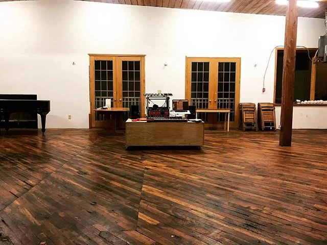 Mobile studio set up, ready to jam! Nice space here @artslettersandnumbers .
.
.
.
.
#recording #residency #artslettersandnumbers #synth #electronicmusic
