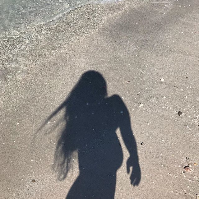 All my faults out in the sun, under bright light ☀️ &bull;
&bull;
&bull;
&bull;
&bull;
&bull;
&bull;
&bull;
#shadowwork #darkandlight #beachvibes #chill #wavybaby #embraceyourself #🤙🏻 #🌊