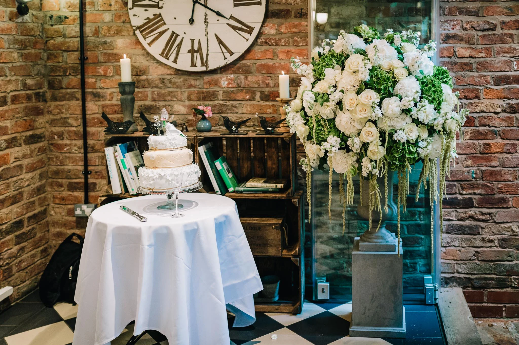 WEDDING CAKE AND FLOWERS THE FLOWER LOUNGE DIDSBURY