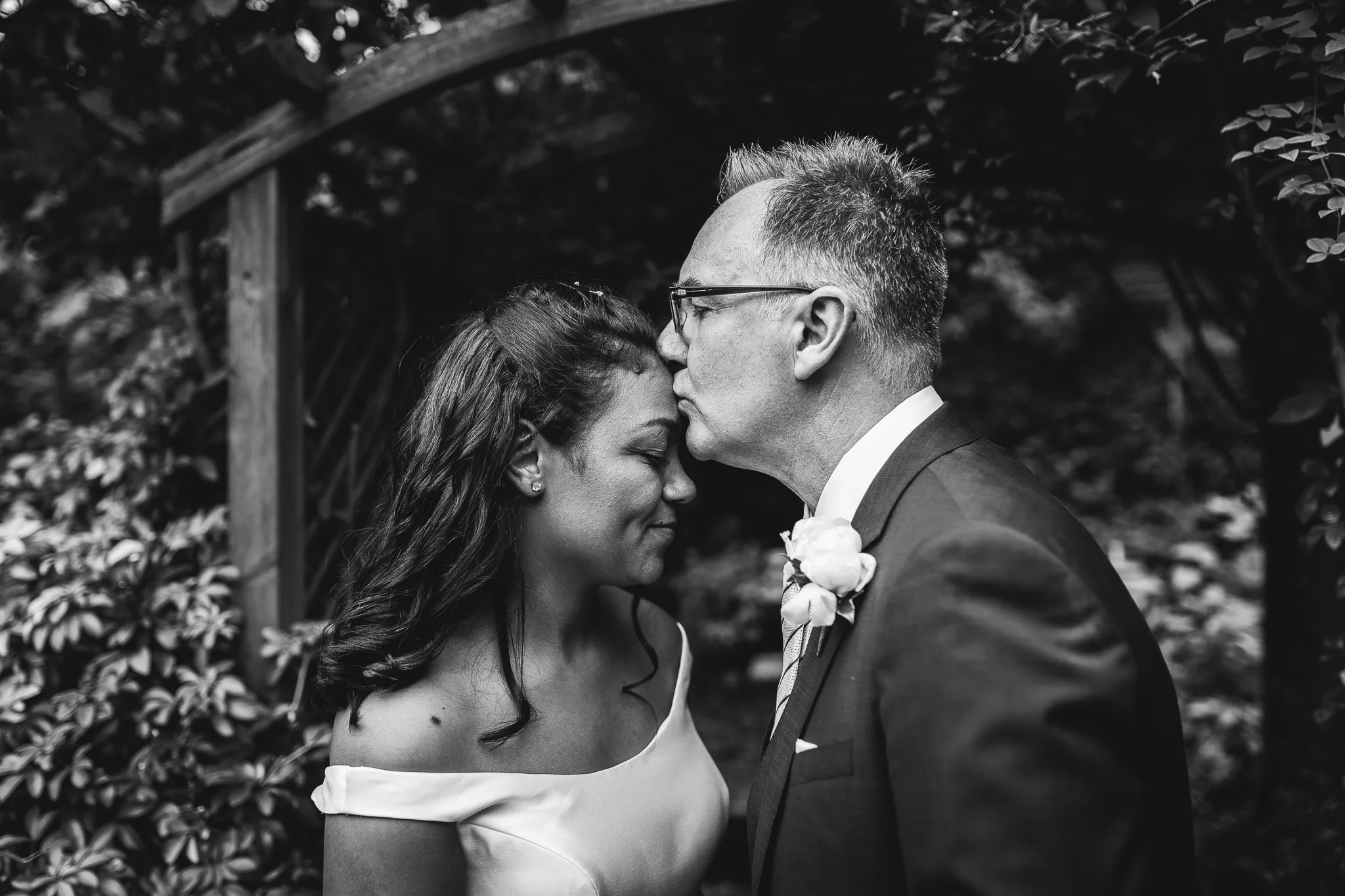 BLACK AND WHITE BRIDAL PICTURE KISS ON FOREHEAD