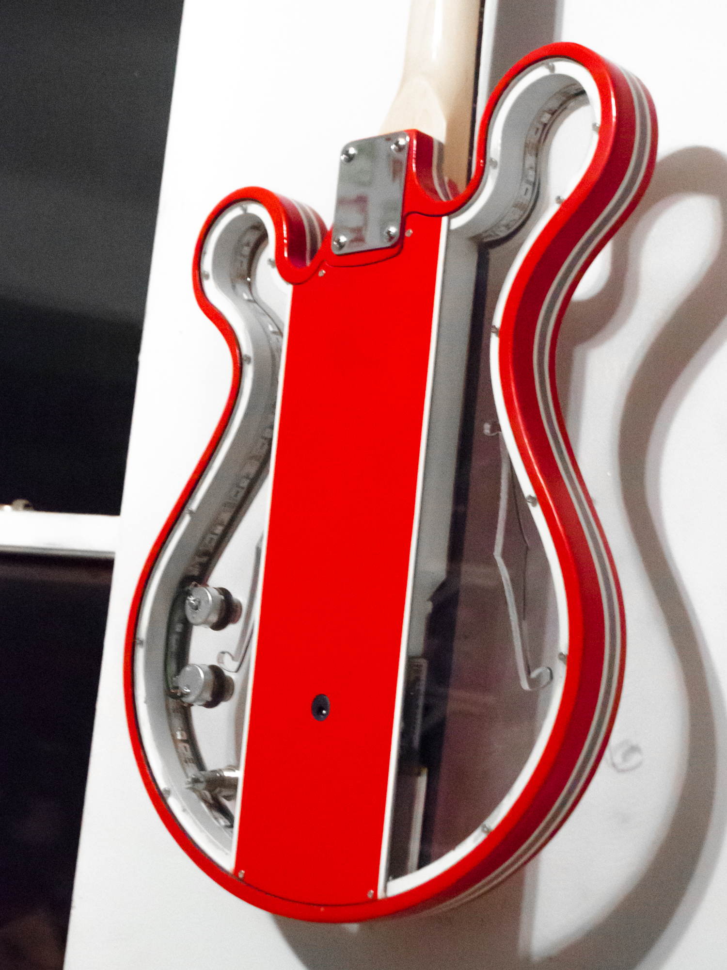 Red_Runner_Custom_Gallo_Guitar_LED_Art_©2017-4.jpg