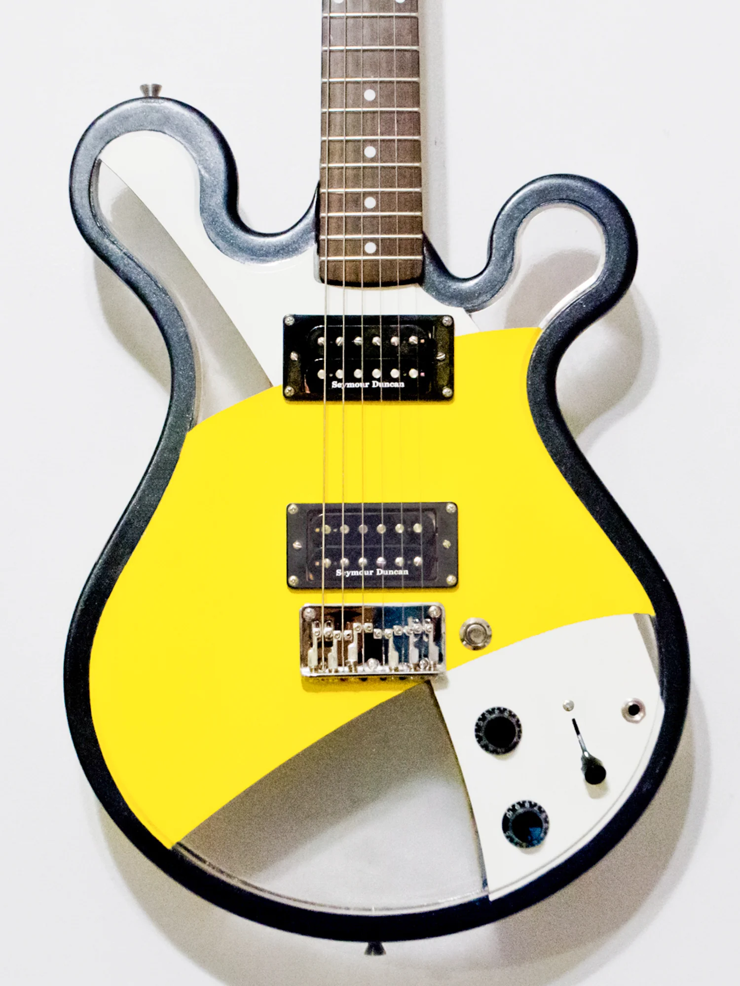 Gallo_Guitar_Loop_Black_White_Yellow_LED.jpg