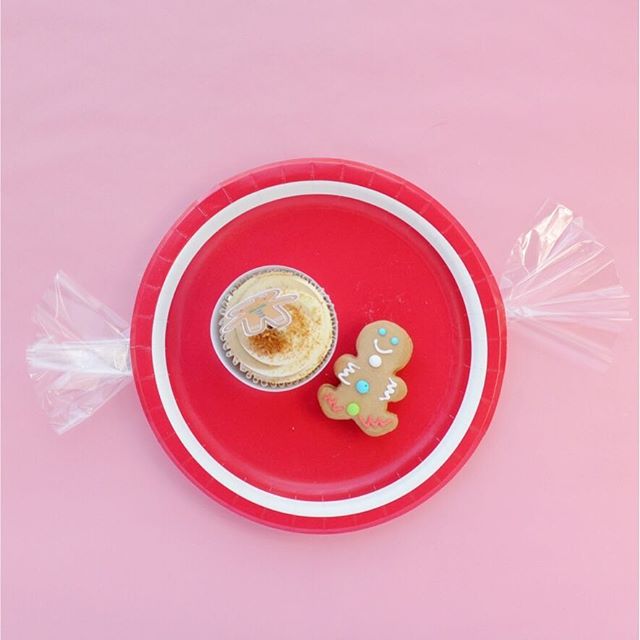 I love easy DIYs! Just a little bit of cello wrapping paper added to the sides of these plates instantly turned them into candies. How cute would this be for a Candy Land or Willy Wonka party?!
.
.
.
.
 #smallbusiness #calledtobecreative #flashesofde