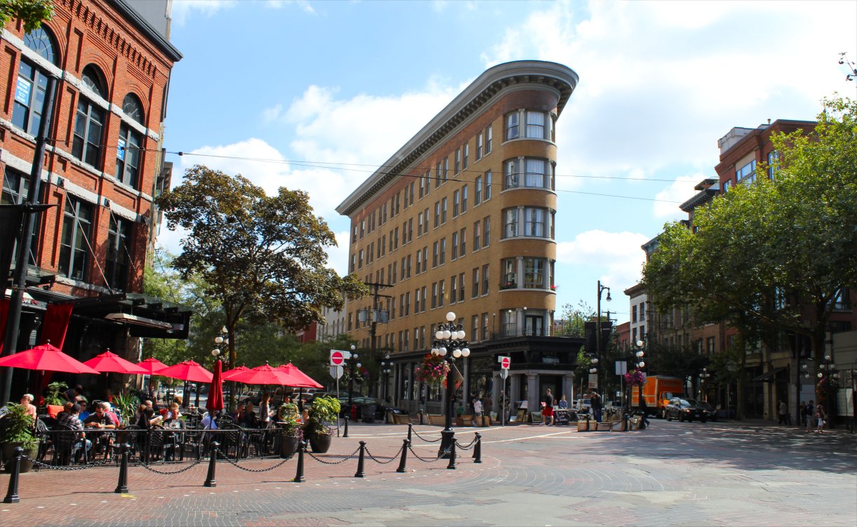 Barrio mítico de Gastown en el centro de Vancouver. Esta zona es de las más antigua de Vancouver y sirvió como germen para la actual ciudad. Era una zona industrial que se conectaba con el ferrocarril y el puerto donde se ha transformado en una zona de negocios, tiendas de lujo y restaurantes