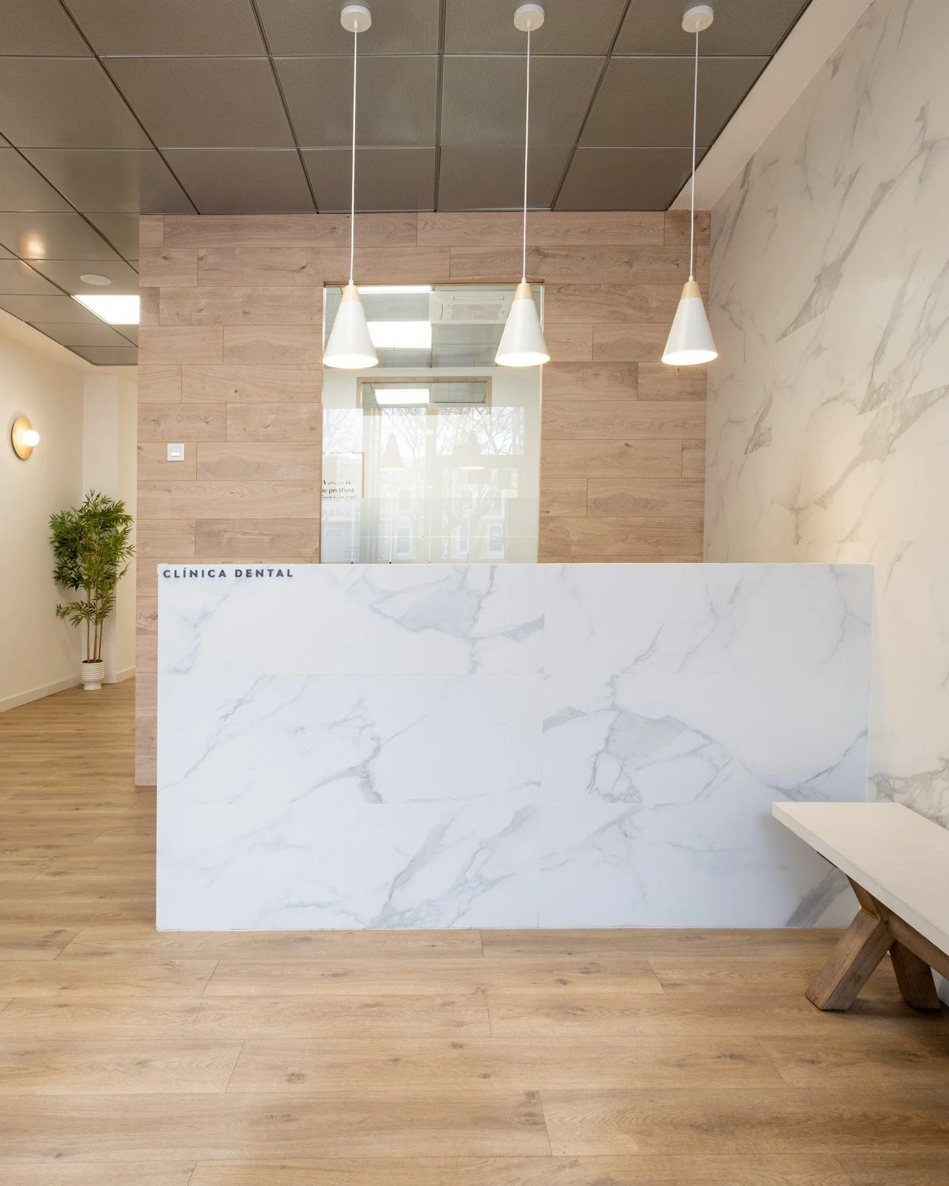 🔷 Proyecto terminado: Clínica Dental con alma natural 🦷🌿
Desde el primer encuentro, sabíamos que este proyecto no iba de "una clínica más". El objetivo era claro: romper con lo típico. Crear un espacio