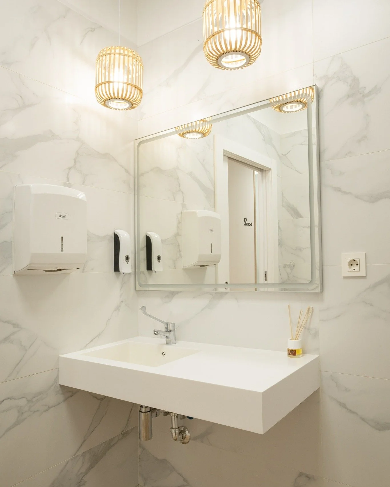 🚻✨ ¿Puede un aseo transmitir calma y elegancia?
Este es el baño de  clínica dental, y aunque pueda parecer un espacio secundario, es una pieza clave en la experiencia del paciente.
Porque sí, incluso en los detalles m&aa