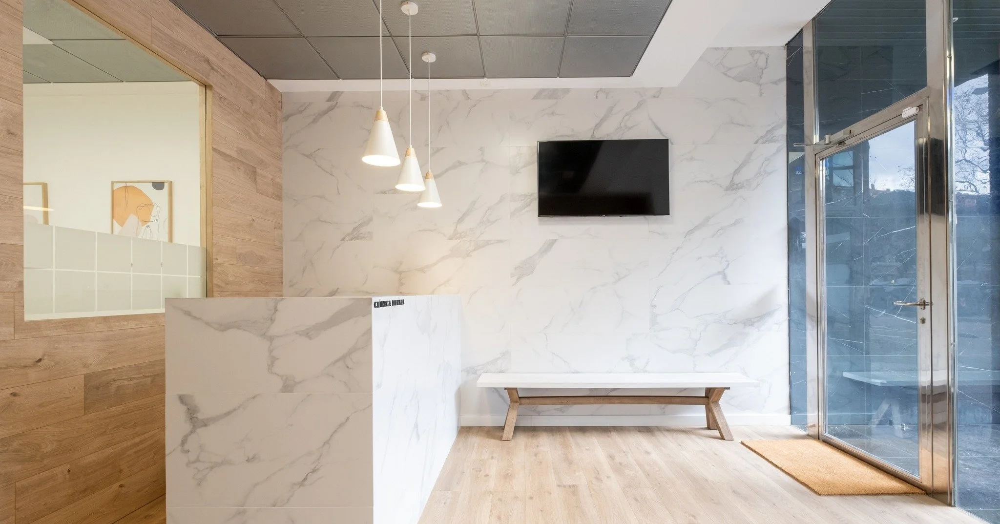 ✨ Proyecto terminado: Clínica Dental en Zaragoza ✨
Diseñar espacios para cuidar la salud siempre es un reto apasionante. En este caso, nos propusimos crear una clínica que transmitiera limpieza, calidez y confianza desde el prim