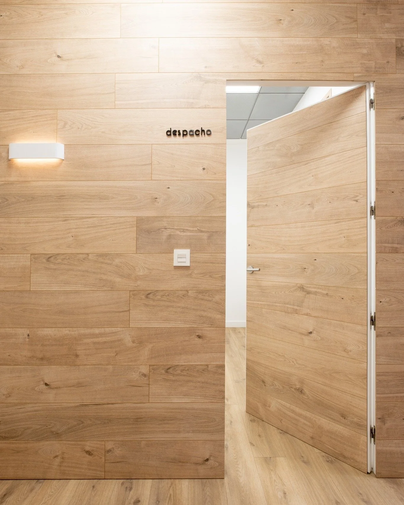 ✨Diseño que transmite calma, limpieza y confianza.
Así es como imaginamos esta clínica dental desde el primer trazo.
Cada detalle importa: desde los revestimientos que imitan la madera con un acabado impecable, hasta las puerta