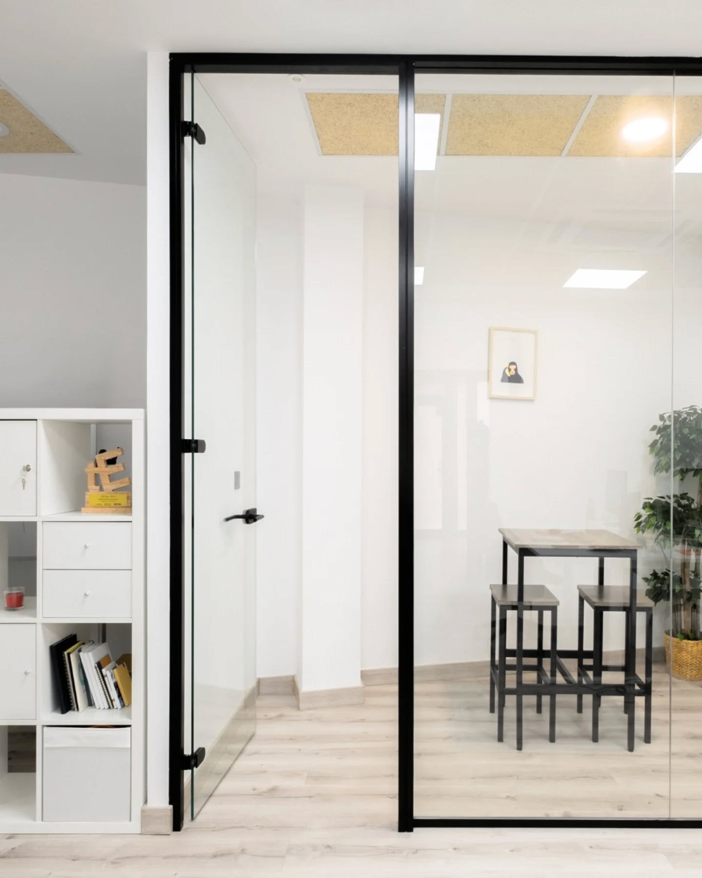 De local en bruto a espacio de trabajo con identidad ✨
Este proyecto en Monta&ntilde;ana (Zaragoza) para Linking Talent part&iacute;a de un espacio completamente vac&iacute;o: sin suelos, sin acabados, sin obra previa. Un lienzo en blanco que transf