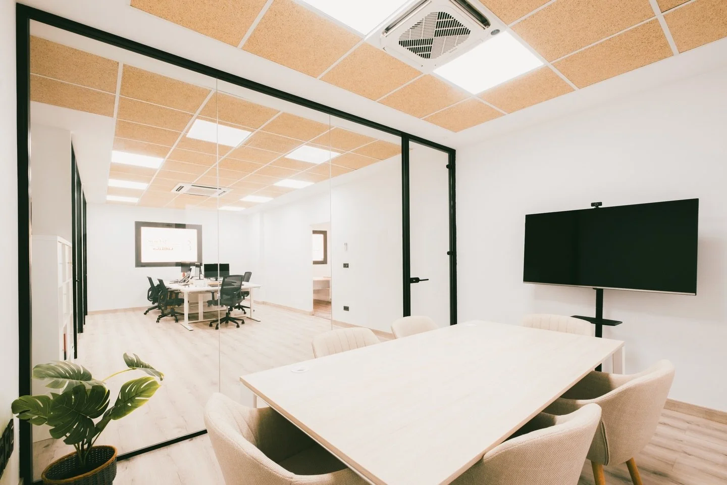 Continuamos mostrando la transformaci&oacute;n de este proyecto en Monta&ntilde;ana (Zaragoza) para @linkingtalent.es ✨

Si en la publicaci&oacute;n anterior os ense&ntilde;&aacute;bamos la zona de estar, hoy os mostramos la nueva sala de reuniones, 