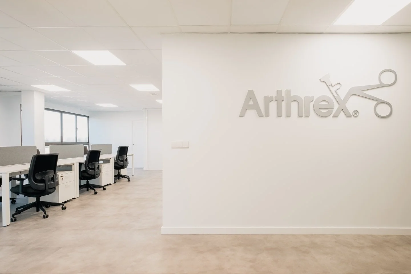 La entrada a un espacio de trabajo tambi&eacute;n comunica identidad. ✨🏢

En este proyecto, el logotipo de la empresa se convierte en el elemento protagonista de la recepci&oacute;n, acompa&ntilde;ado por un espacio abierto y luminoso donde la luz n