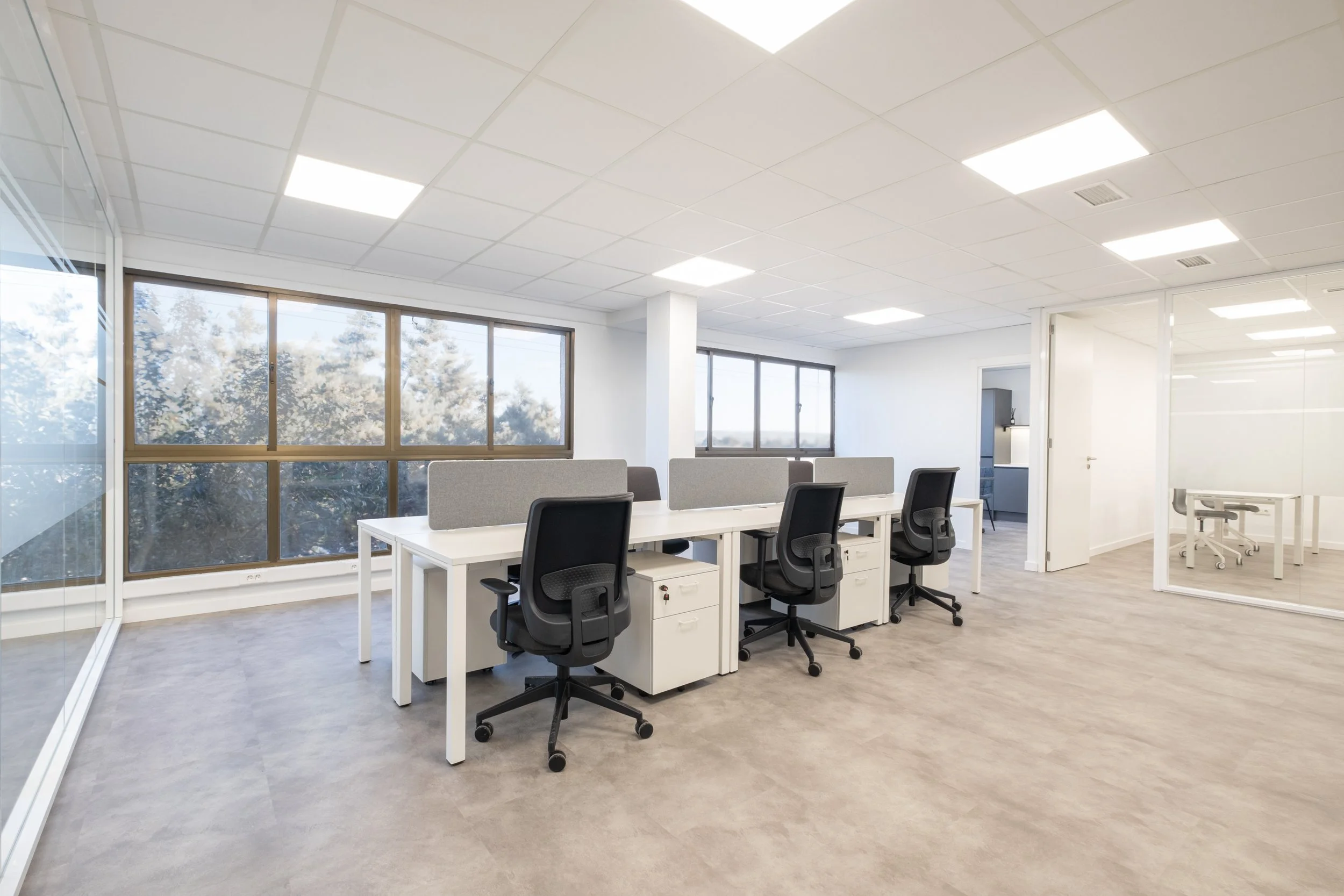 reforma de oficina, arquitectura corporativa, diseño de espacios de trabajo, reforma integral, mampara de vidrio, acondicionamiento acústico, oficinas modernas.