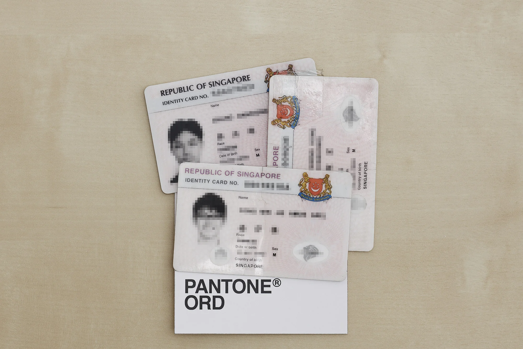 Pantone-04.jpg
