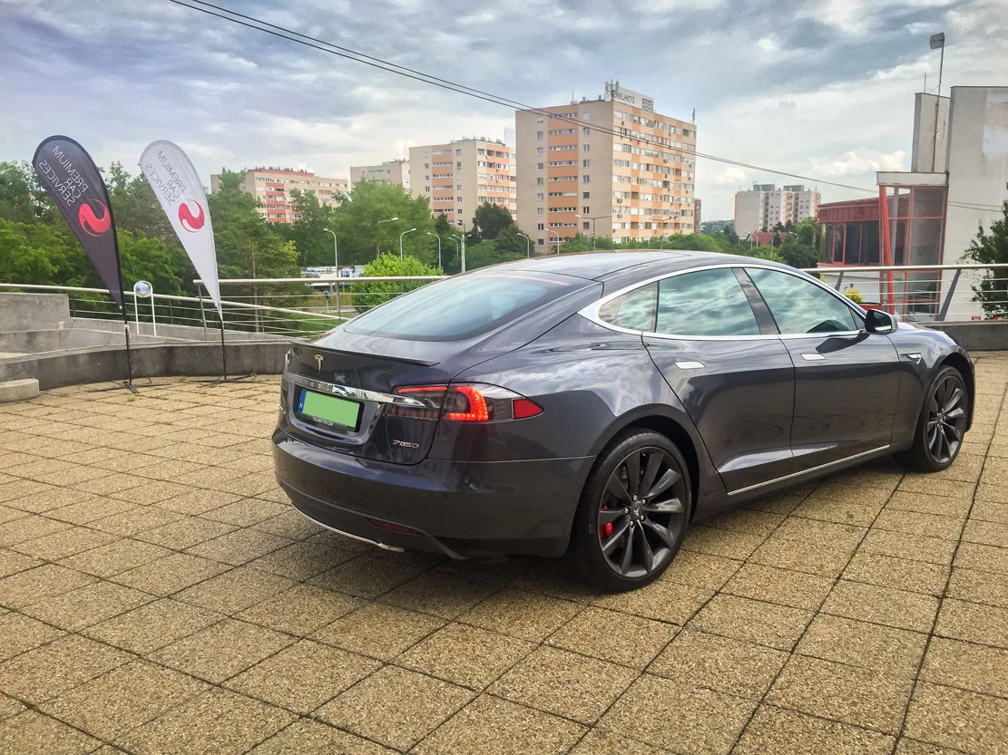 Tesla P85D