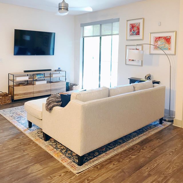 Finished this living room refresh yesterday! 😻 .
Swipe 👉🏻 to find photos of the BEFORE! .
My client moved from the burbs to the city and was looking for a lighter/brighter feel that reflected their present day style. Aka cute, cozy, with a mix of 