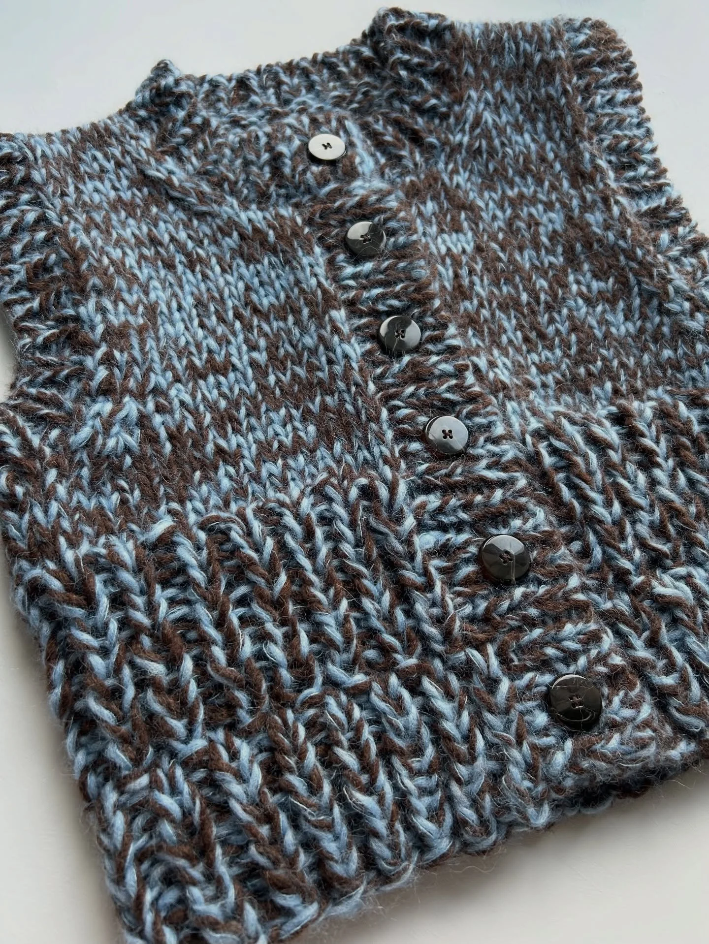 The Mabel Button-Up Vest is currently very popular on another app so I thought it was best to give her a spotlight here too &amp; the colours I used to create this version : Sandnes Garn Kos No 6042 with GEPARD PUNO in chocolate brown 162 🩵🤎 held
t