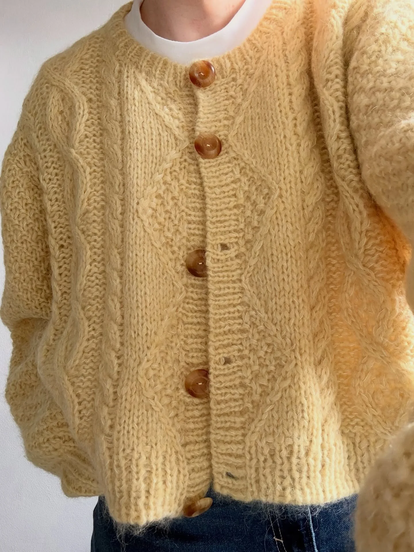 Today&rsquo;s knit ~ wear look Miss Penelope Cardigan in buttery yellow 🧈 with a fresh white tee &amp; blue jeans. I managed to take this quick shot in the 1 minute the sun popped out today amongst all the drizzle 🌧️ 

Homemade pizza &amp; rhubarb 