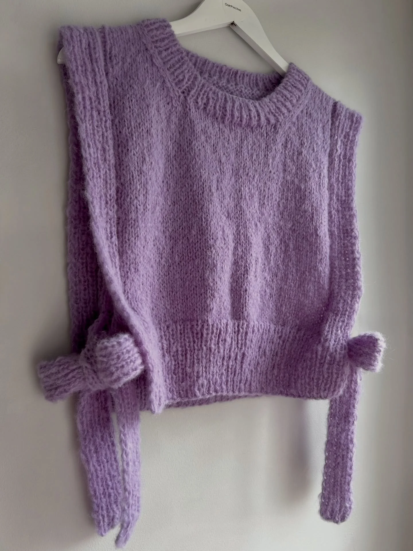 Currently this last weeks obsession all things 💜💜💜 Check out my stories if you want to see what pattern is launching this coming week 👀

I hope you are getting some time to do some rows on your projects this weekend 🫶🏻

The Bowie Vest Pattern i