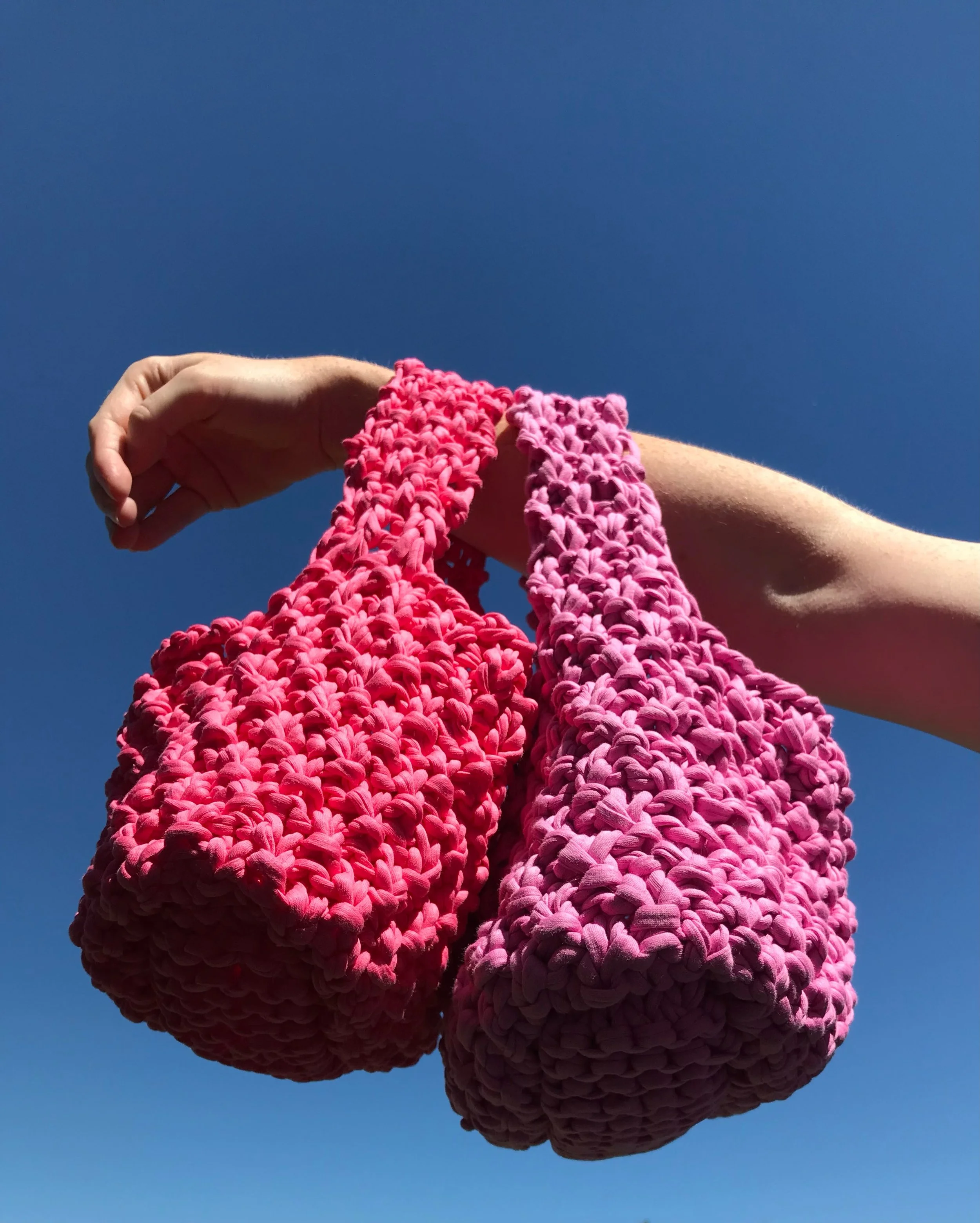When you keep seeing all the lovely crochet summer bags but you&rsquo;re a knitter, I got you ✌🏻 The Cher bag is a totally knitted version, pattern on my website ✨✨✨