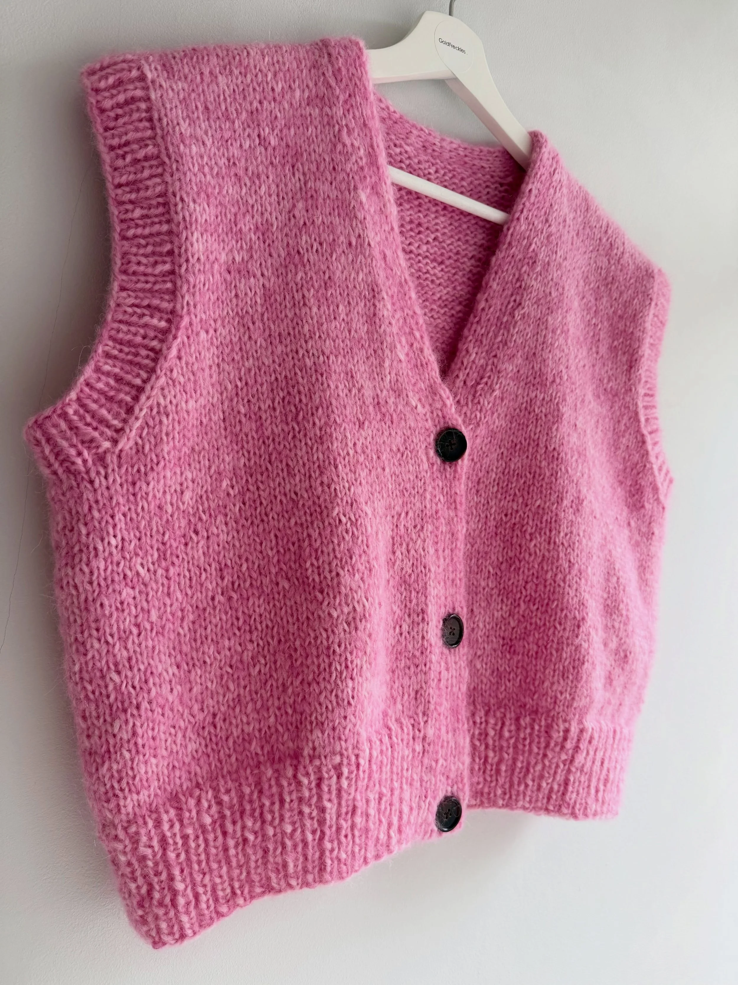 Marigold Vest ~ Pink Edition ~ love it with the contrast of the dark buttons 🩷🩷🩷

Have a lovely Saturday!!!

Marigold Vest Pattern Available Now ✨✨✨
