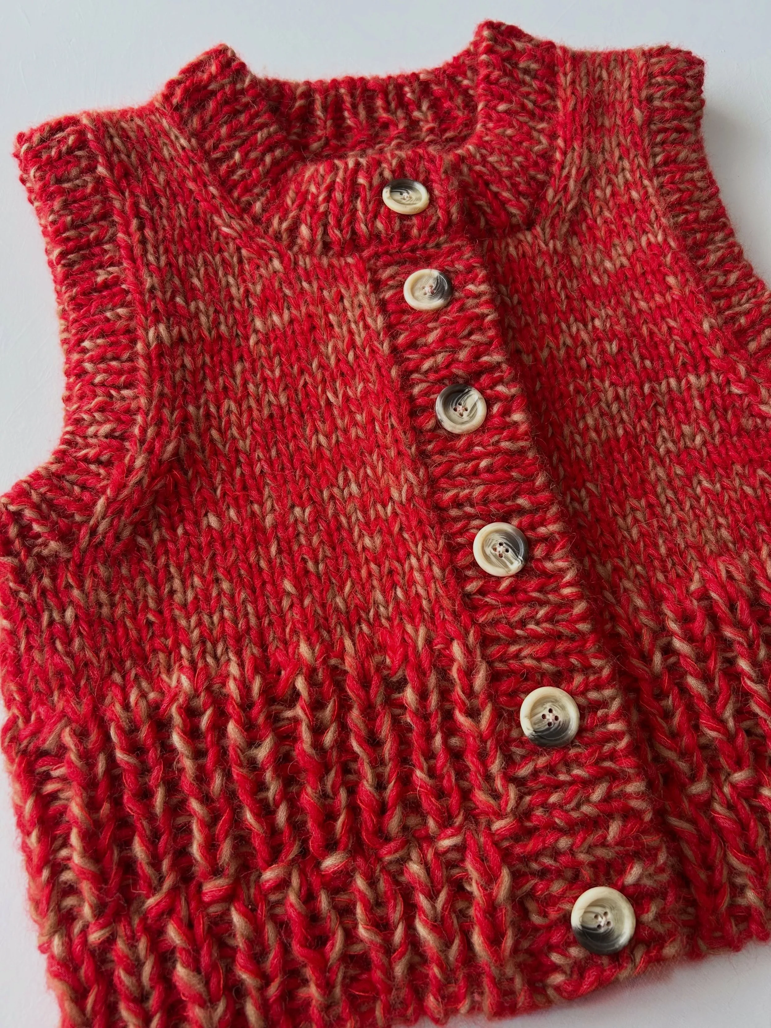 Mabel Button~Up Vest but make it red 🍎🍎🍎

Nothing can brighten up a dark autumn day like a pop of red &amp; I love this version of Mabel 😍

I&rsquo;m still thinking on the buttons though, I&rsquo;m not 100% on them, I think they distract rather t