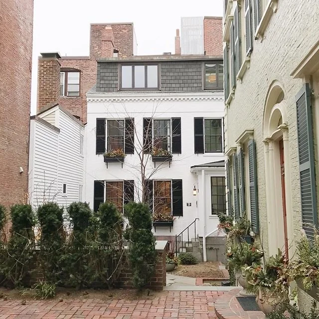 Can we all take a minute and adore this tiny white home? Loving the details that make this house so enticing! -
#homegoals #welltravelled #boston #ma #designinspo #ighome #instahome #homeinspo #instadesign