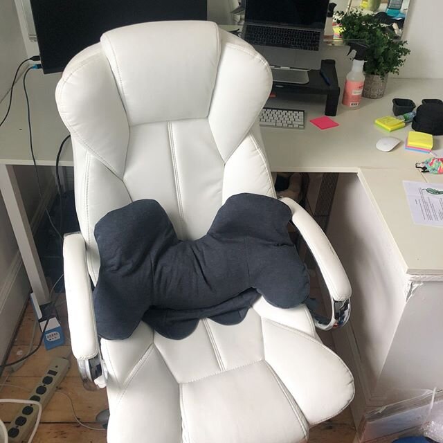 Now that's a WFH setup to be envious of😍.⁠
.⁠
Thanks, @melawelfa for sharing how you use Harbor Hood as lumbar support. Loving it and definitely jelly of that #BOSS chair⁠
.⁠
Killing it! You are awesome!⁠
.⁠
#flexible #wfh #workfromhome #lifehacks #