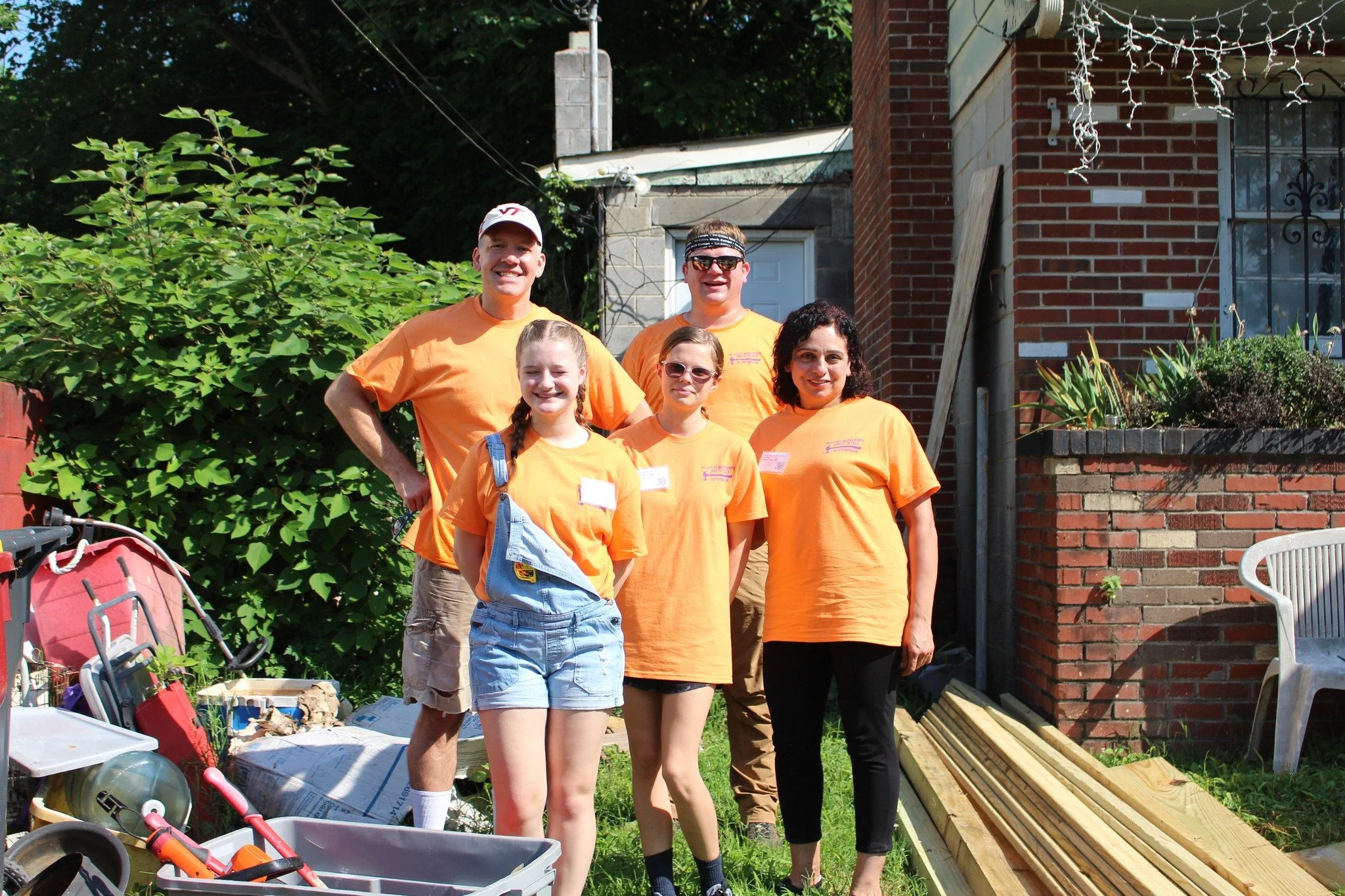 🌟 Crew 2 Shoutout! 🌟
This powerhouse crew took on overgrowth like pros, tamed the wild, repaired cabinets, and built a brand-new small porch for their resident! Hard work, big hearts, and a whole lot of sweat went into making this home shine. 💪🏡?