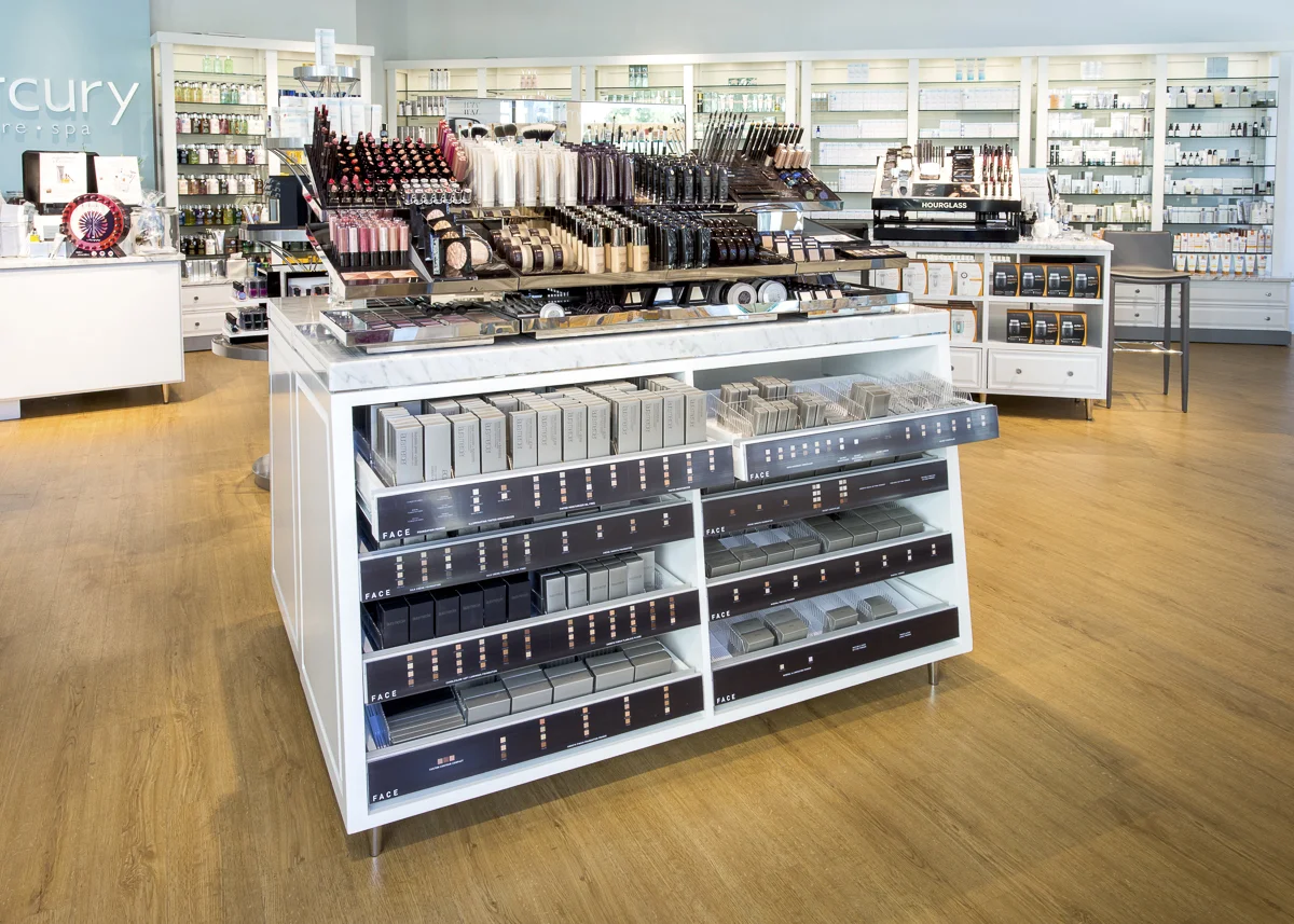 The adaptable, updatable Grab-and-Go unit drives sales at the point of purchase. This elevated fixture houses a collection of top-selling beauty products across a range of brands and price points.