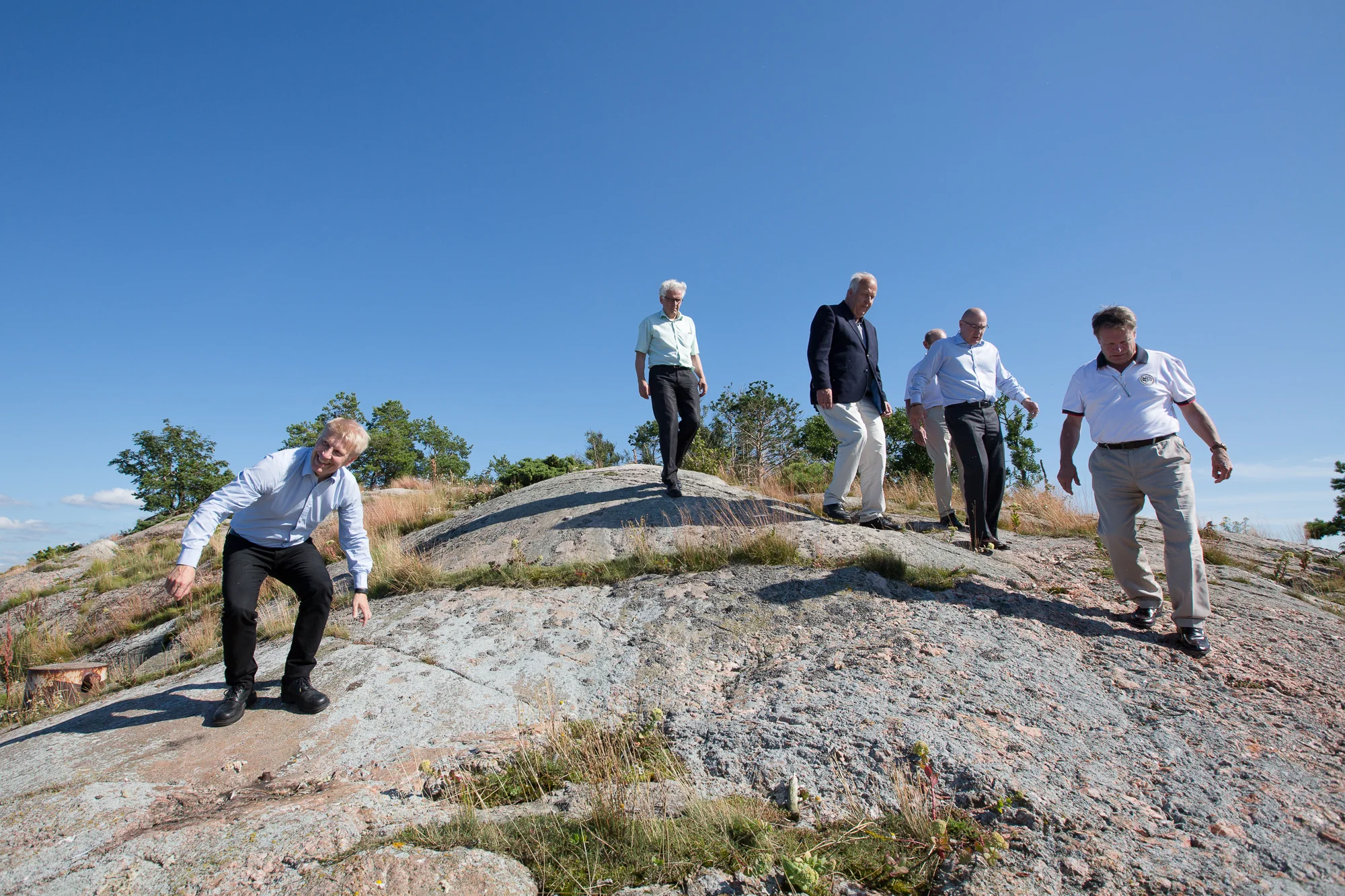  Minister of environment Kimmo Tiilikainen stands up from the rocks covered with faeces of Great Cormorant.&nbsp;  © Maaseudun Tulevaisuus.&nbsp; 