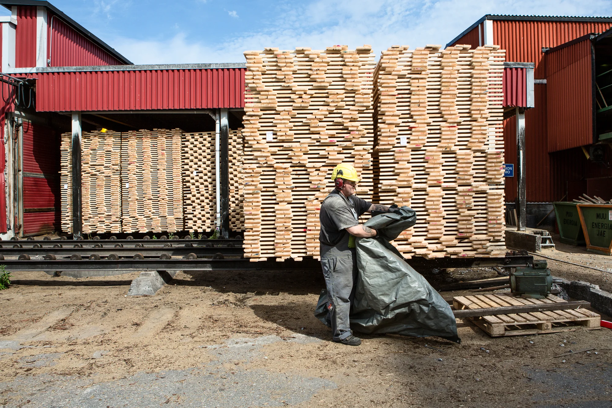  Metso Wood sawmill in Lappeenranta. Joonas Pienmunne collects thrash from the yard.&nbsp;  © Maaseudun Tulevaisuus.&nbsp; 