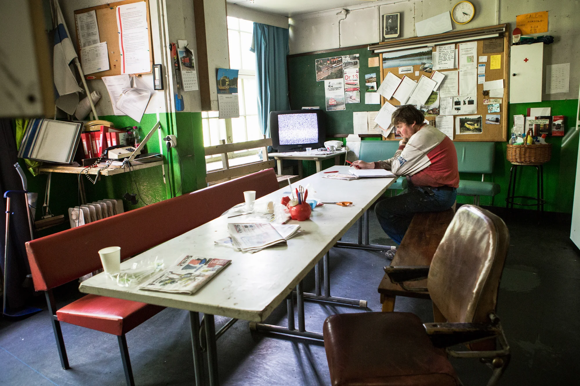  Man takes a break from renovation of steam locomotives in Haapamäki.&nbsp;  © Maaseudun Tulevaisuus 