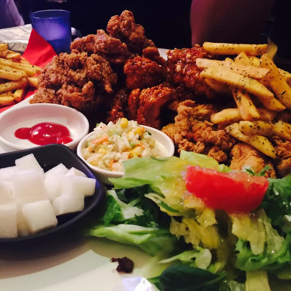 Combination platter of honey, sweet chili and original fried chicken!
