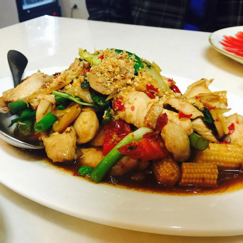 Pad Kra Pow chicken - stir fried with fresh chili, garlic, basil leaves and mixed vegetable. This was a very delicious dish and with a good kick of chili. The portion was quite generous for two people. Me and hubby were quite full just by ordering this dish and steam rice on the side. 