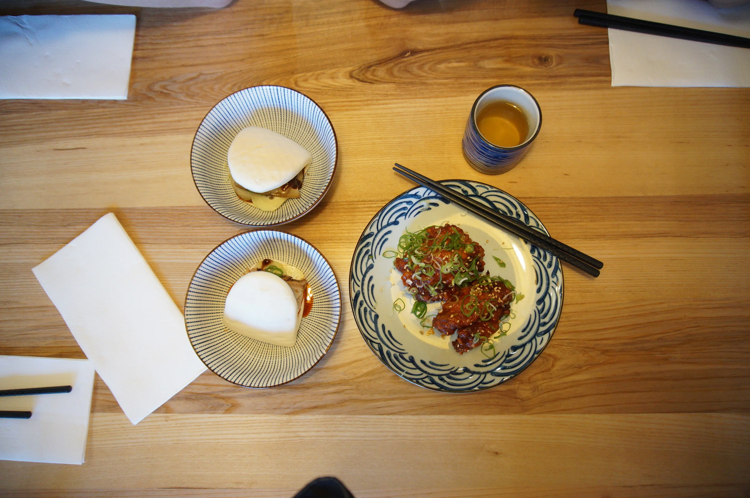 Nomstar: two baos and Large chicken wings