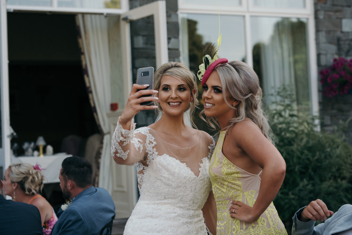 The bride and her friend selfie time