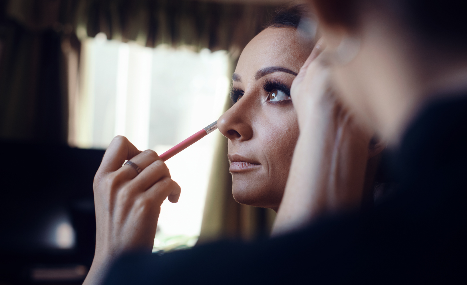 The bide Jessica having her eye makeup applied