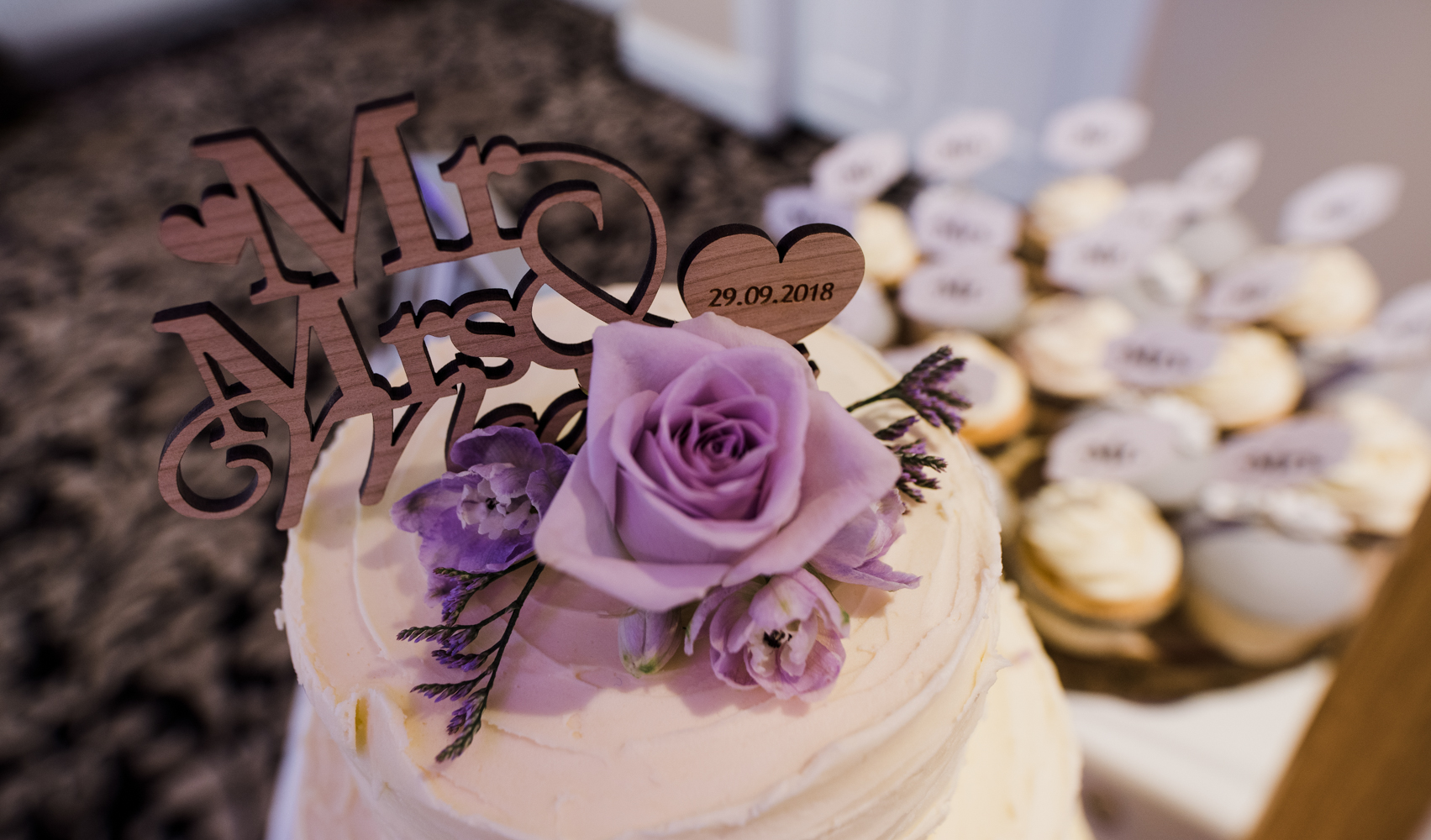 Mr and Mrs sign on top of the wedding cake