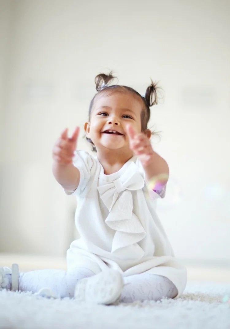 image baby gestures by reaching