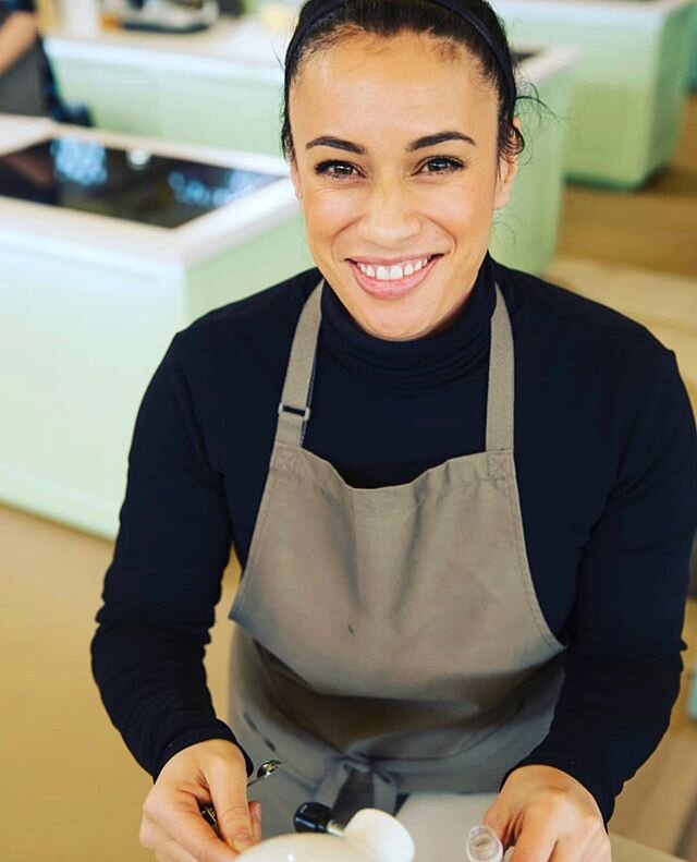 Kia ora e te whānau! Recognise this wonderful wahine? She&rsquo;s on our screens on the NZ bake-off ... and she is also the voice of our cute funny waiata singing &amp; te reo Māori speaking Eardrop rapeti 😍 Naomi Toilalo you are a multitalented mām