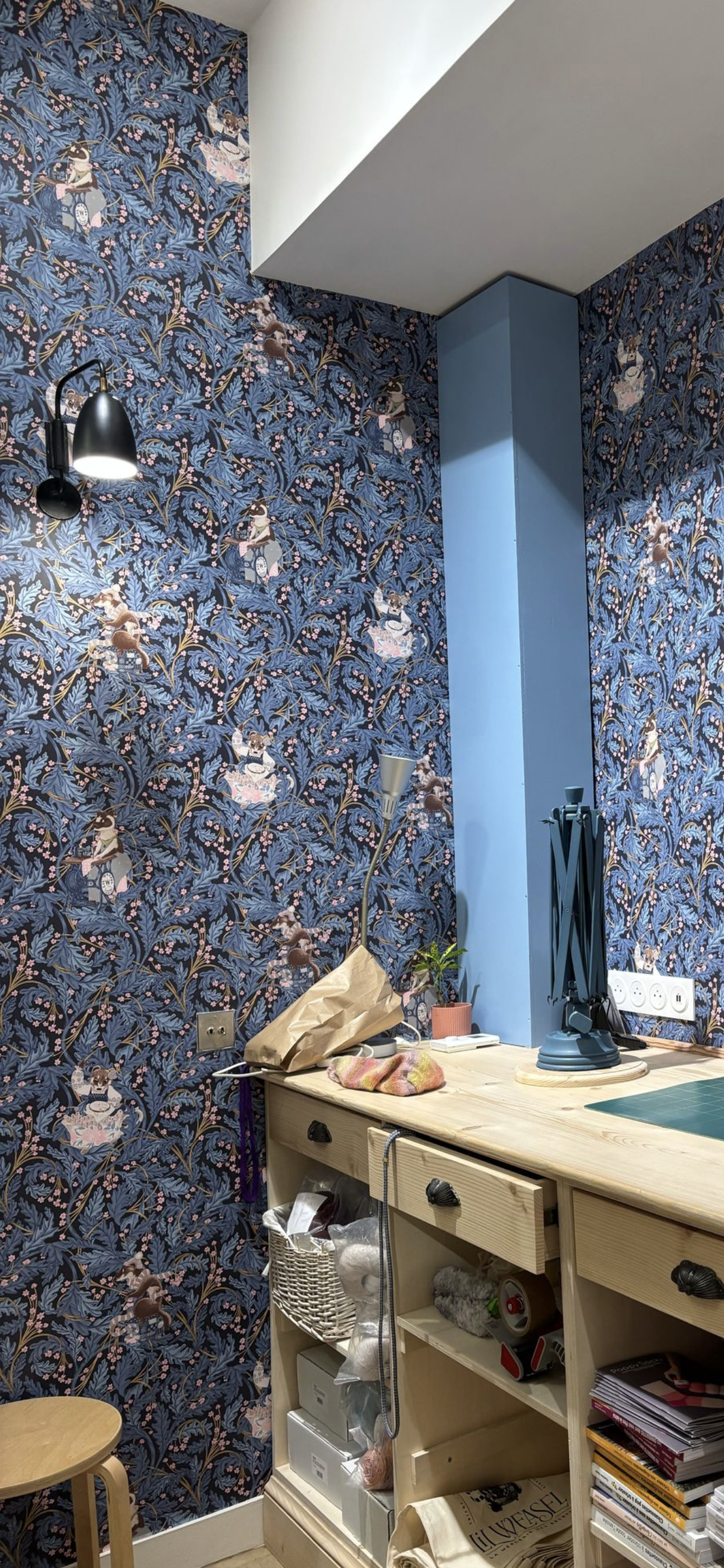 motif papier peint belatrix potter lil weasel tricot couture illustration broderie belettes salon de thé boutique paris hermine