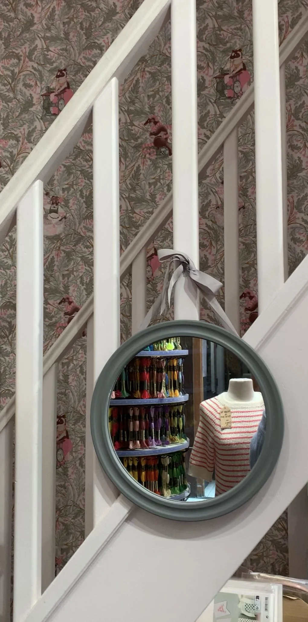 motif papier peint belatrix potter lil weasel tricot couture illustration broderie belettes salon de thé boutique paris hermine